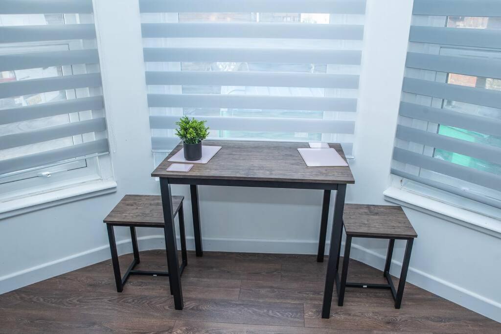 Aylesbury Apartment 1 With Free Parking Exterior photo